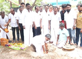 தூத்துக்குடி ஹவுசிங்போர்டு பகுதியில் பயணிகள் நிழற்குடை சண்முகையா எம்.எல்.ஏ அடிக்கல் நாட்டினார்.