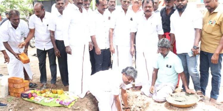 தூத்துக்குடி ஹவுசிங்போர்டு பகுதியில் பயணிகள் நிழற்குடை சண்முகையா எம்.எல்.ஏ அடிக்கல் நாட்டினார்.