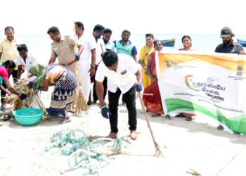 மாப்பிள்ளையூரணி தாளமுத்துநகர் கடற்கரையில் மாஸ் கிளினிங் ஊராட்சி மன்ற தலைவர் சரவணக்குமார் தொடங்கி வைத்தார்.