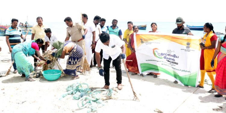 மாப்பிள்ளையூரணி தாளமுத்துநகர் கடற்கரையில் மாஸ் கிளினிங் ஊராட்சி மன்ற தலைவர் சரவணக்குமார் தொடங்கி வைத்தார்.