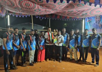 சேர்வைகாரன் மடத்தில் மாபெரும் கிரிக்கெட் போட்டி விழா : பெருந்தலைவர் மக்கள் கட்சி மாவட்டச் செயலாளர் எஸ் பி மாரியப்பன் வெற்றி பெற்றவர்களுக்கு பரிசுத்தொகை மற்றும் கோப்பை வழங்கி  பாராட்டினார்.