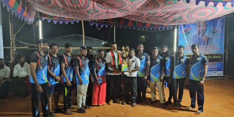 சேர்வைகாரன் மடத்தில் மாபெரும் கிரிக்கெட் போட்டி விழா : பெருந்தலைவர் மக்கள் கட்சி மாவட்டச் செயலாளர் எஸ் பி மாரியப்பன் வெற்றி பெற்றவர்களுக்கு பரிசுத்தொகை மற்றும் கோப்பை வழங்கி  பாராட்டினார்.