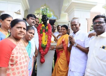 தூத்துக்குடியில் காந்தி, காமராஜர் சிலைக்கு அமைச்சர் கீதாஜீவன், மேயர் ஜெகன் பெரியசாமி மாலை அணிவித்தனர்.