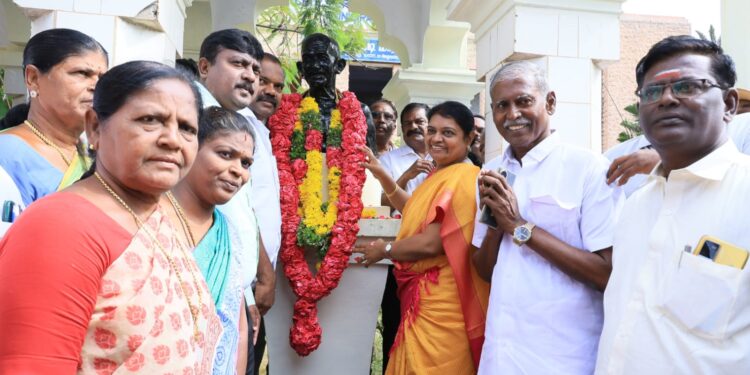 தூத்துக்குடியில் காந்தி, காமராஜர் சிலைக்கு அமைச்சர் கீதாஜீவன், மேயர் ஜெகன் பெரியசாமி மாலை அணிவித்தனர்.