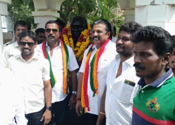 காந்தி பிறந்தநாள் மற்றும் காமராஜர் நினைவு நாளையொட்டி தூத்துக்குடியில்  பெருந்தலைவர் மக்கள் கட்சி மாவட்ட செயலாளர் எஸ்.பி மாரியப்பன் தலைமையில்   நிர்வாகிகள் சிலைக்கு மாலை அணிவித்து மரியாதை செலுத்தினர் 