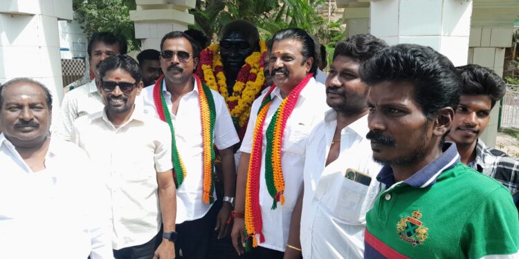 காந்தி பிறந்தநாள் மற்றும் காமராஜர் நினைவு நாளையொட்டி தூத்துக்குடியில்  பெருந்தலைவர் மக்கள் கட்சி மாவட்ட செயலாளர் எஸ்.பி மாரியப்பன் தலைமையில்   நிர்வாகிகள் சிலைக்கு மாலை அணிவித்து மரியாதை செலுத்தினர் 