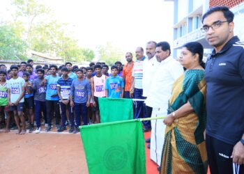 தூத்துக்குடியில் அண்ணா நெடுந்தூர ஓட்டப்போட்டிகள் அமைச்சர்கள் கீதாஜீவன், அனிதா ராதாகிருஷ்ணன் கொடியசைத்து துவக்கி வைத்தனர். கலெக்டர் செந்தில்ராஜ், மேயர் ஜெகன் பெரியசாமி பங்கேற்பு