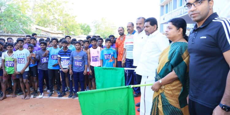 தூத்துக்குடியில் அண்ணா நெடுந்தூர ஓட்டப்போட்டிகள் அமைச்சர்கள் கீதாஜீவன், அனிதா ராதாகிருஷ்ணன் கொடியசைத்து துவக்கி வைத்தனர். கலெக்டர் செந்தில்ராஜ், மேயர் ஜெகன் பெரியசாமி பங்கேற்பு