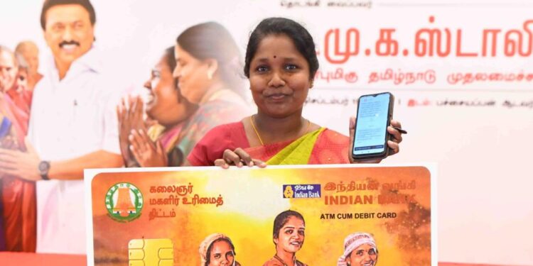 கலைஞர் மகளிர் உரிமைத்திட்டத்தில் பயனடைந்த பயனாளிகள்   முதலமைச்சர் ஸ்டாலினுக்கு நன்றி தெரிவித்துக் கொண்டனர். 