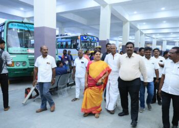 தூத்துக்குடி பேருந்து நிலையத்தில் அமைச்சர் கீதாஜீவன் திடீர் ஆய்வு – பயணிகள் குஷி