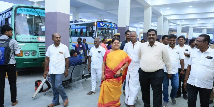 தூத்துக்குடி பேருந்து நிலையத்தில் அமைச்சர் கீதாஜீவன் திடீர் ஆய்வு – பயணிகள் குஷி