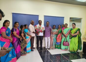 தூத்துக்குடி சிவந்தாகுளம் பள்ளி கூடுதல் வகுப்பறைகளுக்கு 100 ஸ்மார்ட் பெஞ்ச் மேயர் ஜெகன் பெரியசாமி வழங்கினார்