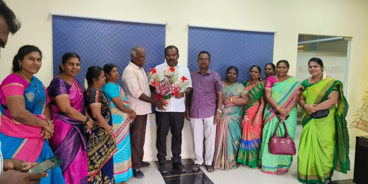 தூத்துக்குடி சிவந்தாகுளம் பள்ளி கூடுதல் வகுப்பறைகளுக்கு 100 ஸ்மார்ட் பெஞ்ச் மேயர் ஜெகன் பெரியசாமி வழங்கினார்