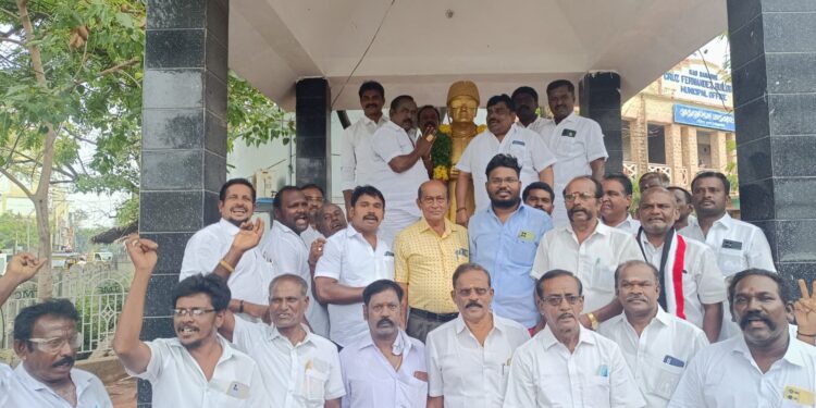 அதிமுக மாநில வர்த்தக அணி செயலாளராக நியமிக்கப்பட்ட சி.த.செல்லப்பாண்டியன் தொண்டர்கள் புடைசூழ தூத்துக்குடியில் தலைவர்கள் சிலைக்கு மாலை அணிவித்து மரியாதை