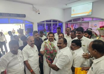 தூத்துக்குடி விமான நிலையத்தில் முன்னாள் முதலமைச்சர் எடப்பாடி பழனிச்சாமிக்கு சி.த.செல்லப்பாண்டியன் தலைமையில் அதிமுகவினர் உற்சாக வரவேற்பு