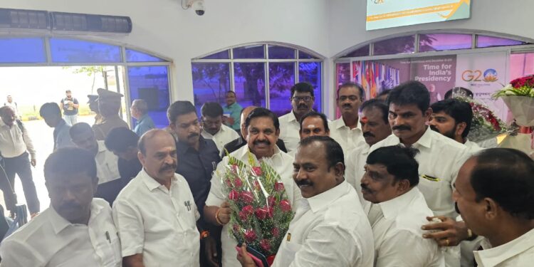 தூத்துக்குடி விமான நிலையத்தில் முன்னாள் முதலமைச்சர் எடப்பாடி பழனிச்சாமிக்கு சி.த.செல்லப்பாண்டியன் தலைமையில் அதிமுகவினர் உற்சாக வரவேற்பு