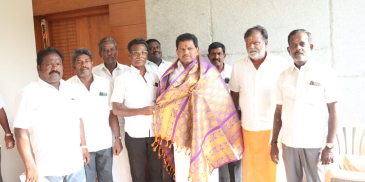 தூத்துக்குடி தெற்கு மாவட்ட திமுக வர்த்தக அணி துணை அமைப்பாளராக நியமிக்கப்பட்ட ரெங்கசாமி அமைச்சர் அனிதா ராதாகிருஷ்ணனிடம் வாழ்த்துப் பெற்றார்.