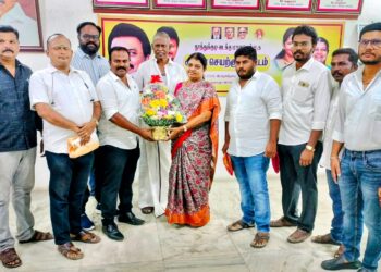 தூத்துக்குடி மாநகர அயலக அணி நிர்வாகிகள் அமைச்சர் கீதாஜீவனிடம் வாழ்த்து பெற்றனர்.