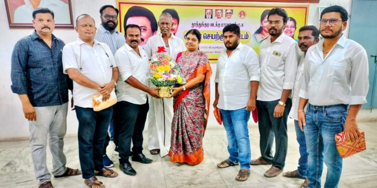 தூத்துக்குடி மாநகர அயலக அணி நிர்வாகிகள் அமைச்சர் கீதாஜீவனிடம் வாழ்த்து பெற்றனர்.