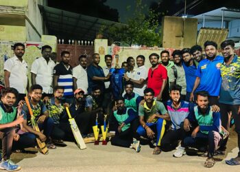 தூத்துக்குடியில் நடைபெற்ற கிரிக்கெட் போட்டியில் வெற்றி பெற்ற அணிக்கு மாப்பிள்ளையூரணி ஊராட்சி மன்ற தலைவர் சரவணக்குமார் பரிசு வழங்கினார்.