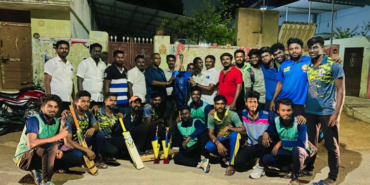 தூத்துக்குடியில் நடைபெற்ற கிரிக்கெட் போட்டியில் வெற்றி பெற்ற அணிக்கு மாப்பிள்ளையூரணி ஊராட்சி மன்ற தலைவர் சரவணக்குமார் பரிசு வழங்கினார்.