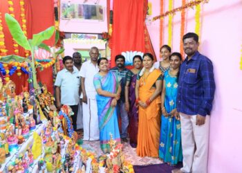 நவராத்திரி விழாவை முன்னிட்டு மூத்த பத்திரிகையாளர்  லட்சிய பாதை சண்முகசுந்தரம் இல்லத்தில் கொலு பொம்மைகள்:  அமைச்சர்   கீதாஜீவன் நேரில் வந்து கொலு பொம்மைகளை பார்த்து ரசித்தார்!!