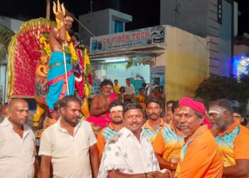 தாளமுத்துநகரில் சூரசம்ஹாரம் நடைபெற்றது. ஊராட்சி மன்ற தலைவர் சரவணக்குமார் பங்கேற்பு