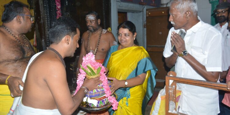 தூத்துக்குடி மேலூர் பத்திரகாளியம்மன் கோவில் தசரா விழா அமைச்சர் கீதாஜீவன் பங்கேற்பு
