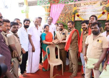 தூத்துக்குடியில் 250 ஆட்டோ ஓட்டுனர்களுக்கு புதிய சீருடைகளை அமைச்சர் கீதாஜீவன் வழங்கினார்