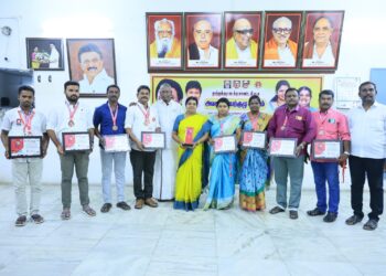 வடக்கு மாவட்ட திமுக தகவல் தொழில்நுட்ப அணி நிர்வாகிகள் அமைச்சர் கீதாஜீவனிடம் வாழ்த்துப் பெற்றனர்.