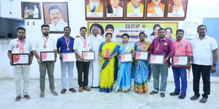 வடக்கு மாவட்ட திமுக தகவல் தொழில்நுட்ப அணி நிர்வாகிகள் அமைச்சர் கீதாஜீவனிடம் வாழ்த்துப் பெற்றனர்.