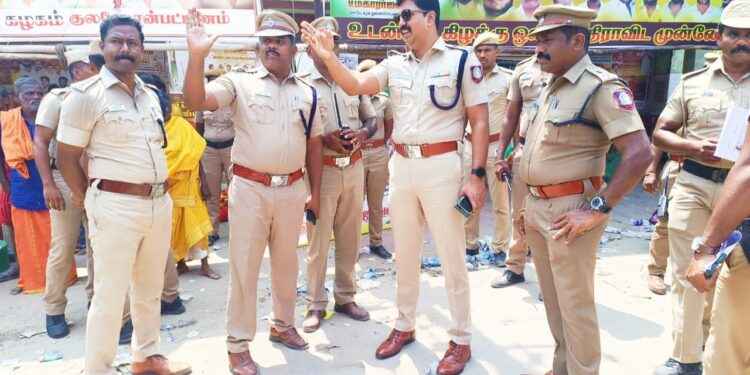 குலசை தசரா திருவிழாவில் சிறப்பாக பாதுகாப்பு வழங்கிய காவல்துறைக்கு பொதுமக்கள் பாராட்டு 