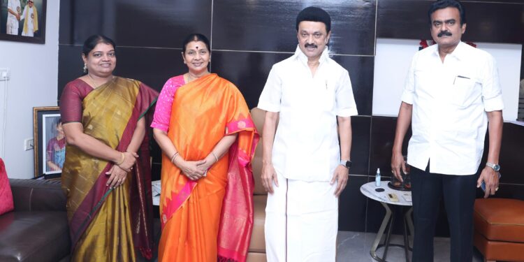 அமைச்சர் கீதாஜீவன் மணிவிழாவை முன்னிட்டு முதலமைச்சர் ஸ்டாலினை சந்தித்து வாழ்த்து பெற்றார்.