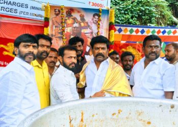 கொடைக்கானலில் மருது பாண்டியர்கள் குருபூஜை விழா முன்னிட்டு மெகா அன்னதானம் :    தமிழ் தேசிய பார்வர்ட் பிளாக் கட்சி திண்டுக்கல் மாவட்ட அவை தலைவர் கோடை வி. ஆனந்த் ஏற்பாட்டில், மாநில பொதுச் செயலாளர் வதிலை செல்வம் அன்னதானத்தை துவக்கி வைத்தார்!!!”