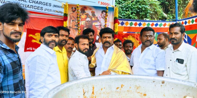 கொடைக்கானலில் மருது பாண்டியர்கள் குருபூஜை விழா முன்னிட்டு மெகா அன்னதானம் :    தமிழ் தேசிய பார்வர்ட் பிளாக் கட்சி திண்டுக்கல் மாவட்ட அவை தலைவர் கோடை வி. ஆனந்த் ஏற்பாட்டில், மாநில பொதுச் செயலாளர் வதிலை செல்வம் அன்னதானத்தை துவக்கி வைத்தார்!!!”