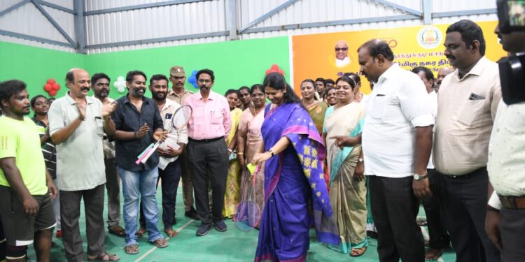 தூத்துக்குடியில் இறகுப்பந்து உள்விளையாட்டரங்கத்தை கனிமொழி எம்.பி திறந்து வைத்தார் – அமைச்சர் கீதாஜீவன், மேயர் ஜெகன் பெரியசாமி பங்கேற்பு