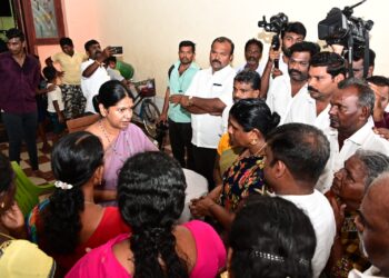 மாலத்தீவு கடலோரக் காவல்படையினரால் கைது செய்யப்பட்ட மீனவர்களின் குடும்பங்களை கனிமொழி எம்.பி நேரில் சந்தித்து ஆறுதல் 