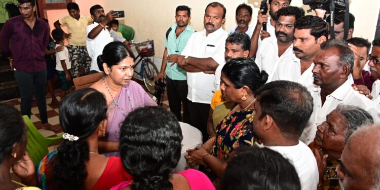 மாலத்தீவு கடலோரக் காவல்படையினரால் கைது செய்யப்பட்ட மீனவர்களின் குடும்பங்களை கனிமொழி எம்.பி நேரில் சந்தித்து ஆறுதல் 