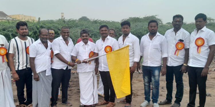 மாப்பிள்ளையூரணியில் முத்துராமலிங்க தேவர் ஜெயந்திவிழாவையொட்டி மாட்டுவண்டி போட்டி : சண்முகையா எம்.எல்.ஏ, பஞ்.தலைவர் சரவணக்குமார் கொடியசைத்து துவக்கி வைத்தனர்.