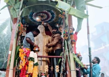 கொடைக்கானல் பூம்பாறையில் முத்துராமலிங்கத் தேவர் 116 வது ஜெயந்தி, 61வது குருபூஜையை முன்னிட்டு : தமிழ் தேசிய பார்வர்ட் பிளாக் கட்சி சார்பில் திண்டுக்கல் மாவட்ட அவை தலைவர் கோடை வி. ஆனந்த்,  மாவட்ட இளைஞரணி செயலாளர் கூல்.சுரேஷ்,  தலைமையில் நிர்வாகிகள் தேவர் சிலைக்கு பாலாபிஷேகம் செய்து மாலை அணிவித்து மரியாதை!!!