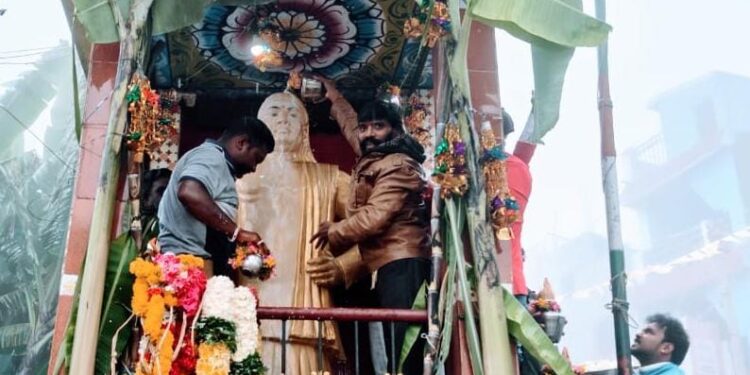 கொடைக்கானல் பூம்பாறையில் முத்துராமலிங்கத் தேவர் 116 வது ஜெயந்தி, 61வது குருபூஜையை முன்னிட்டு : தமிழ் தேசிய பார்வர்ட் பிளாக் கட்சி சார்பில் திண்டுக்கல் மாவட்ட அவை தலைவர் கோடை வி. ஆனந்த்,  மாவட்ட இளைஞரணி செயலாளர் கூல்.சுரேஷ்,  தலைமையில் நிர்வாகிகள் தேவர் சிலைக்கு பாலாபிஷேகம் செய்து மாலை அணிவித்து மரியாதை!!!