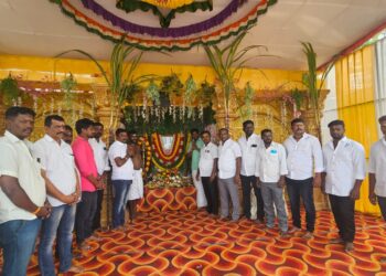 முத்துராமலிங்க தேவர் பிறந்தநாளையொட்டி அவரது படத்திற்கு மாப்பிள்ளையூரணி ஊராட்சி மன்ற தலைவர் மலர்தூவி மரியாதை செய்தார்.