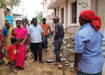 தூத்துக்குடி 40வது வார்டு பகுதியில் பேவர் பிளாக் சாலை அமைக்கும் பணியை அமைச்சர் கீதாஜீவன் பார்வையிட்டார்