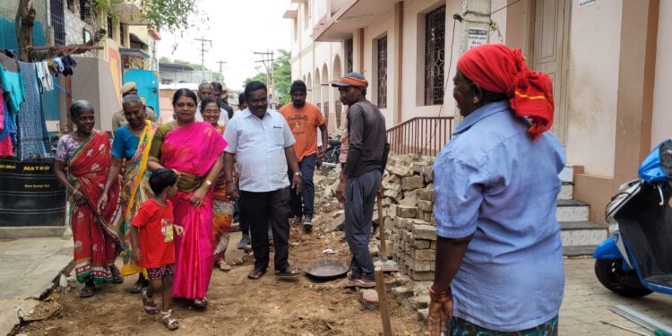 தூத்துக்குடி 40வது வார்டு பகுதியில் பேவர் பிளாக் சாலை அமைக்கும் பணியை அமைச்சர் கீதாஜீவன் பார்வையிட்டார்