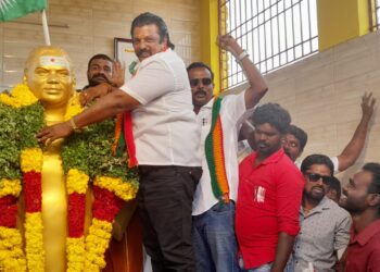 தூத்துக்குடியில்   முத்துராமலிங்கத் தேவர் 116 வது ஜெயந்தி, 61வது குருபூஜையை முன்னிட்டு : பெருந்தலைவர் மக்கள் கட்சி சார்பில் தூத்துக்குடி மாவட்ட செயலாளர் எஸ். பி. மாரியப்பன் தலைமையில் பெருந்திரளான நிர்வாகிகள் மாலை அணிவித்து மரியாதை!!!