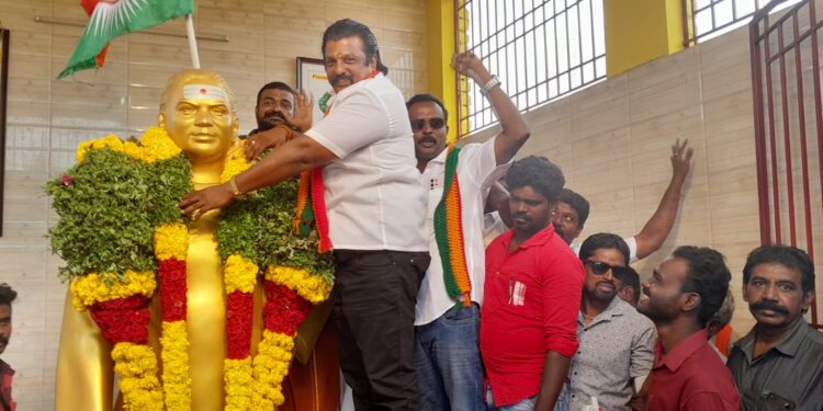 தூத்துக்குடியில்   முத்துராமலிங்கத் தேவர் 116 வது ஜெயந்தி, 61வது குருபூஜையை முன்னிட்டு : பெருந்தலைவர் மக்கள் கட்சி சார்பில் தூத்துக்குடி மாவட்ட செயலாளர் எஸ். பி. மாரியப்பன் தலைமையில் பெருந்திரளான நிர்வாகிகள் மாலை அணிவித்து மரியாதை!!!