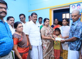 மின்னல் தாக்கி உயிரிழந்த குடும்பத்தினருக்கு அமைச்சர் கீதாஜீவன் பேரிடர் நிதி வழங்கினார்