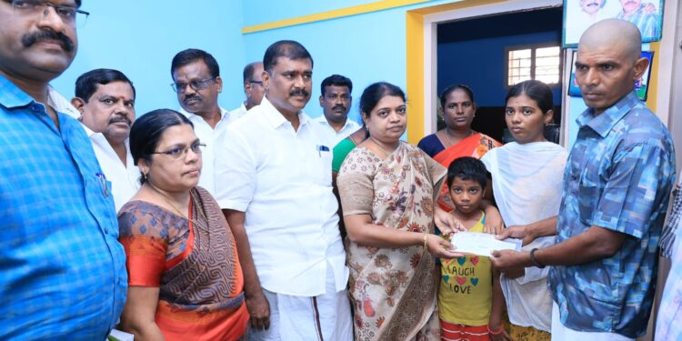 மின்னல் தாக்கி உயிரிழந்த குடும்பத்தினருக்கு அமைச்சர் கீதாஜீவன் பேரிடர் நிதி வழங்கினார்