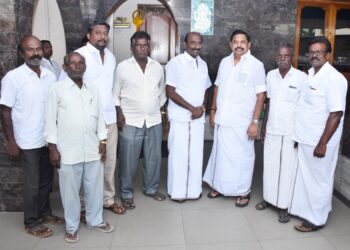 எடப்பாடி பழனிச்சாமியிடம் முன்னாள் நகரமன்ற தலைவர் ஹென்றி பிறந்தநாளையொட்டி வாழ்த்து பெற்றார்