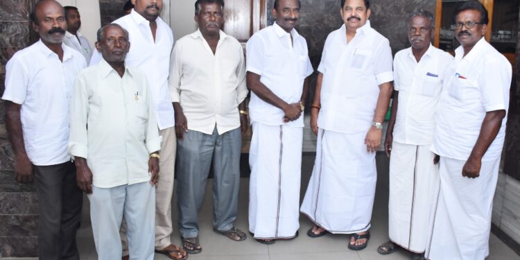 எடப்பாடி பழனிச்சாமியிடம் முன்னாள் நகரமன்ற தலைவர் ஹென்றி பிறந்தநாளையொட்டி வாழ்த்து பெற்றார்